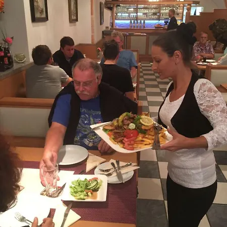 Отель Hotel-restaurant Zum Donaueck Маутхаузен